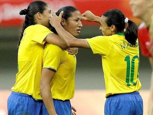 Daniela Alves (meio) comemorando gol com ex-companheiras de Seleção Brasileira