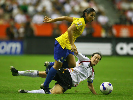 Daniela Alves durante partida pela Seleção Brasileira